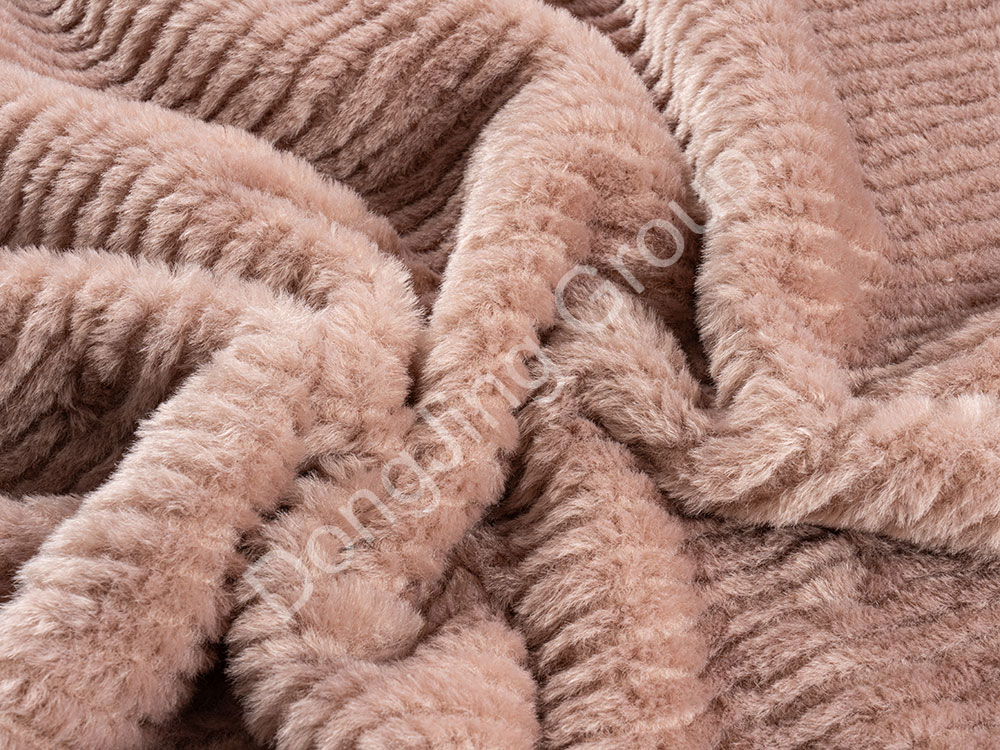 Como é o desempenho ambiental do tecido Light Bean Green Faux Fur? É reciclável ou degradável?